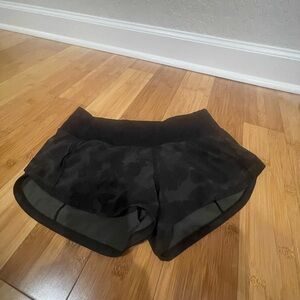 Lululemon, speed up low rise green camo short